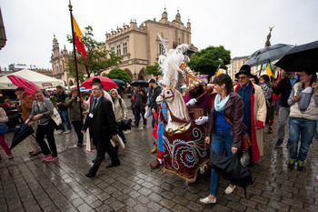 Lajkonik s spremstvom na glavnem trgu v Krakovu blagoslavlja darovalce. <em>Foto: Jože Štukl</em>