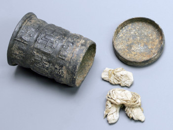 Relikviarij valjaste oblike z relikvijami sv. Martina