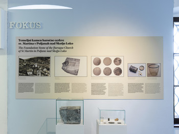 Fokus: Temeljni kamen baročne cerkve sv. Martina v Poljanah nad Škofjo Loko <em>Foto: Lucija Rosc</em>