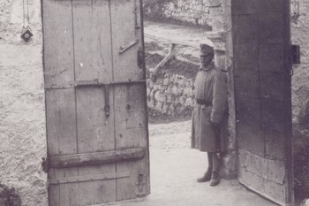 Avstroogrski vojak pred vrati Loškega gradu. 1914-1918 <em>Foto: Fototeka Loškega muzeja</em>