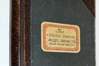 MD KDMP – Muzejsko društvo – Knjiga dohodov muzejskih predmetov. 