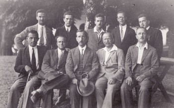 Prvo srečanje profesorskega ceha na vrtu pri Balantu v Škofji Loki leta 1930. Prvi z leve stoji France Planina v družbi ostalih članov profesorskega ceha. <em>Foto: Hrani ZAL – Enota v Škofji Loki</em>