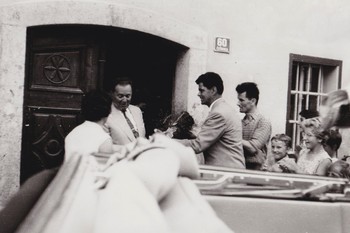  Tito pred gostilno Zadruga na Češnjici leta 1962 <em>Foto: Zasebni arhiv</em>