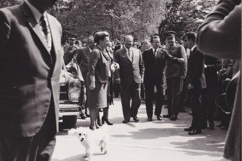 Sprejem Tita pred hotelom Transturist, 9. 5. 1973 <em>Foto: Hrani Loški muzej Škofja Loka.</em>