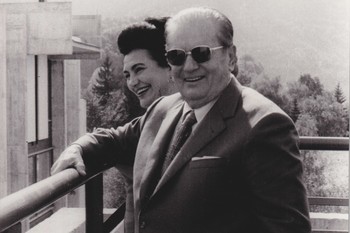 Tito in Jovanka na terasi hotela Transturist <em>Foto: Hrani Loški muzej Škofja Loka.</em>