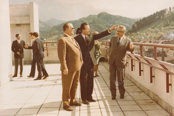 Na terasi hotela Transturist: Tito, Zdravko Krvina in Edvard Kadrelj <em>Foto: Hrani Loški muzej Škofja Loka</em>