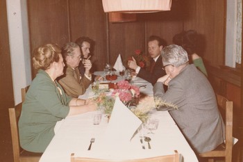 V restavraciji hotela Transturist, 9. 5. 1973. Z leve: Pepca Kardelj, Josip Broz – Tito, Tone Polajnar, Zdravko Krvina, Jovanka Broz in Edvard Kardelj. <em>Foto: Hrani Loški muzej Škofja Loka.</em>