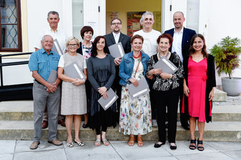 Prejemniki zahval z direktorico Loškega muzeja Škofja Loka Sašo Nabergoj in županom Občine Škofja Loka Tinetom Radinjo <em>Foto: FOTIM Branka Timpran</em>