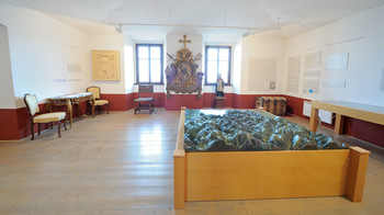 Aktualna postavitev reliefa v zgodovinski zbirki, soba Loško gospostvo, 2018. <em>Foto: Janez Pelko</em>