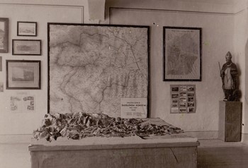 Na fotografiji v ospredju relieg Loškega ozemlja, mestna hiša 1939. <em>Foto: Hrani Loški muzej Škofja Loka. </em>