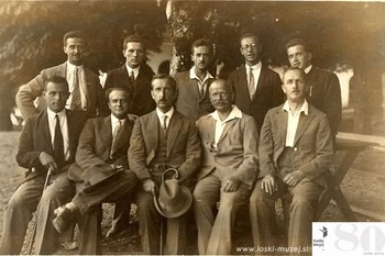 Profesorski ceh na vrtu pri Balantu v Škofji Loki leta 1930. Sedijo (z leve): dr. Pavle Blaznik, France Koblar, dr. Lovro Sušnik, Ivan Dolenec, dr. Martin Gorjanec; stojijo (z leve): France Planina, Franc Košir, Ivan Molinaro, Tine Debeljak, Jakob Šolar. Na fotografiji manjka Maks Miklavčič. <em>Foto: Hrani: Zgodovinski arhiv Ljubljana - Enota v Škofji Loki</em>