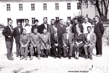 Odborniki Muzejskega društva na dvorišču Loškega gradu, 1960; sedijo (z leve): Rado Jan, Jože Nastran, Sveto Kobal, dr. Pavle Blaznik, Števo Šink, Doroteja Gorišek, France Planina; stojijo (z leve): Tone Mlakar, Milan Žakelj, Slavko Fojkar, Julka Vilfan, Tone Pirc, Janez Eržen, Lovro Planina, Tine Kalan, Andrej Pavlovec, dr. Branko Berčič, Ivo Plestenjak. <em>Foto: Fototeka Loškega muzeja Škofja Loka</em>