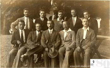 Profesorski ceh na vrtu pri Balantu v Škofji Loki leta 1930. Sedijo (z leve): dr. Pavle Blaznik, France Koblar, dr. Lovro Sušnik, Ivan Dolenec, dr. Martin Gorjanec; stojijo (z leve): France Planina, Franc Košir, Ivan Molinaro, Tine Debeljak, Jakob Šolar. Na fotografiji manjka Maks Miklavčič. <em>Foto: Hrani: Zgodovinski arhiv Ljubljana - Enota v Škofji Loki</em>