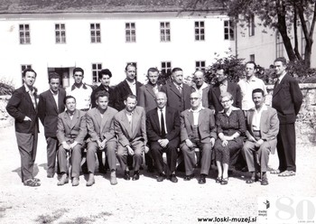 Odborniki Muzejskega društva na dvorišču Loškega gradu, 1960; sedijo (z leve): Rado Jan, Jože Nastran, Sveto Kobal, dr. Pavle Blaznik, Števo Šink, Doroteja Gorišek, France Planina; stojijo (z leve): Tone Mlakar, Milan Žakelj, Slavko Fojkar, Julka Vilfan, Tone Pirc, Janez Eržen, Lovro Planina, Tine Kalan, Andrej Pavlovec, dr. Branko Berčič, Ivo Plestenjak. <em>Foto: Fototeka Loškega muzeja Škofja Loka</em>