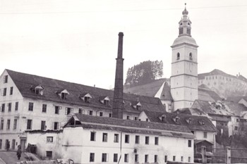 Okupacijske oblasti so med drugo svetovno vojno zaplenile industrijo in jo postavile pod pristojnost uradov nemškega rajha. Tudi tovarno Šešir, ki je ves ta čas obratovala, proizvajala klobuke ter zaposlovala okoli sto delavk in delavcev. Vojnim letom se je skušala prilagajati tudi z izdelovanjem copat za nemške lazarete. <em>Foto: Fototeka Loškega muzeja</em>