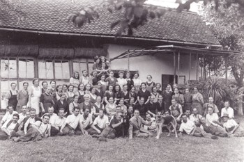 S koncem druge svetovne vojne je Slovenija prešla v novo državno (in gospodarsko) ureditev in postala ena od držav Federativne ljudske republike Jugoslavije. Čeprav je tovarna v prvih povojnih letih poslovala v zelo okrnjenem obsegu, si je v 50. letih opomogla. Leta 1962 je vodstvo tovarne klobukov v Hosti pri Škofji Loki ustanovilo selekcijsko postajo plemenskih kuncev, ki so jih razdeljevali med rejce. Redili so več vrst zajcev (tudi belgijske orjake in činčile). <em>Foto: Fototeka Loškega muzeja</em>